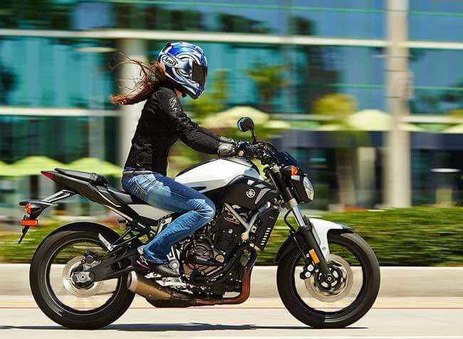 Chicas moteras: abriendo gas